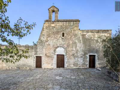 La facciata principale della chiesa si presenta semplice e lineare, realizzata con paramento in conci di pietra locale e definita dalla giustapposizione di due diversi volumi adiacenti, corrispondenti alle due navate interne